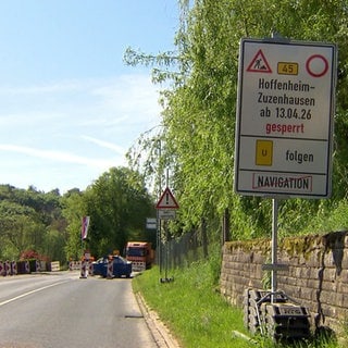 Ein Baustellenschild, was auf die B45-Sperrung zwischen Zuzenhausen und Hoffenheim hinweist, steht am rechten Straßenrand.