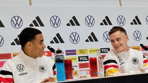 Jamal Musiala und Florian Wirtz bei einer Pressekonferenz