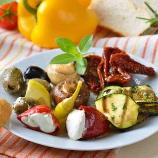 verschiedene Antipasti mit Brot auf dem Teller