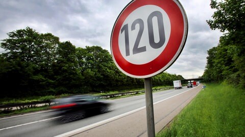 Ein Schild mit Tempolimit 120 - auf dem A5-Abschnitt, wo der tödliche Unfall passierte, gibt es kein Tempolimit. Der Rechtsstreit geht weiter. 