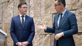 Cem Özdemir (Bündnis 90Die Grünen, r), Spitzenkandidat der Grünen in Baden-Württemberg, und Manuel Hagel (CDU), Vorsitzender der CDU Baden-Württemberg, geben im Haus der Katholischen Kirche ein Statement. 