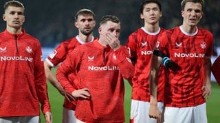 Die Spieler des FCK stehen mit hängenden Köpfen vor der eigenen Fankurve. Denn trotz einer guten Leistung und der zeitweiligen Führung musste sich der FCK beim VfL Bochum mit 2:3 geschlagen geben.