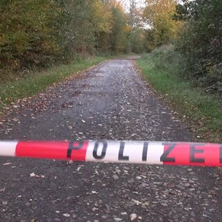 Polizei sperrt den Fundort zweier Leichen am Rodder Maar bei Niederdürenbach ab
