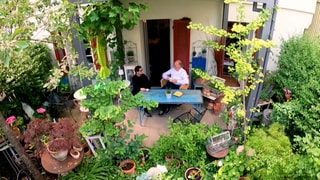 Ingrid und Klaus Renz sitzen auf der Terasse ihrer 60 Quadratmeter Wohnung in Fellbach.