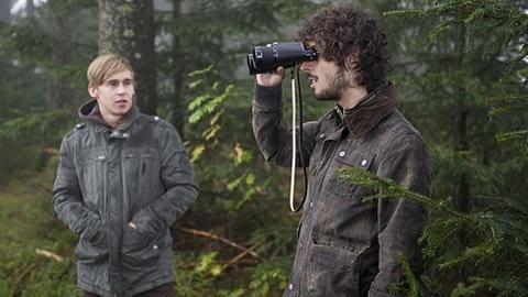 Sebastian und Albert im Wald, Albert schaut durch ein Fernglas