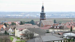 Der Ortskern mit dem Kirchturm der Salvatorkirche. Kallstadt war der Wohnort der Vorfahren von US-Präsident Trump. Symbolbild. Wegen der Amtseinführung von Trump ist das Dorf für Medien wieder interessanter geworden.