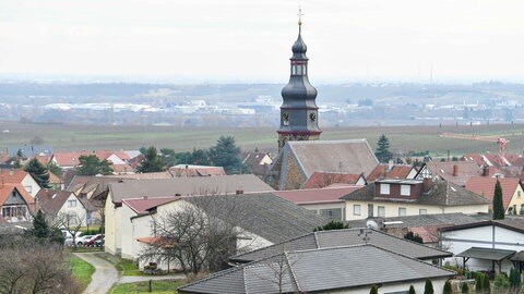 Der Ortskern mit dem Kirchturm der Salvatorkirche. Kallstadt war der Wohnort der Vorfahren von US-Präsident Trump. Symbolbild. Wegen der Amtseinführung von Trump ist das Dorf für Medien wieder interessanter geworden.