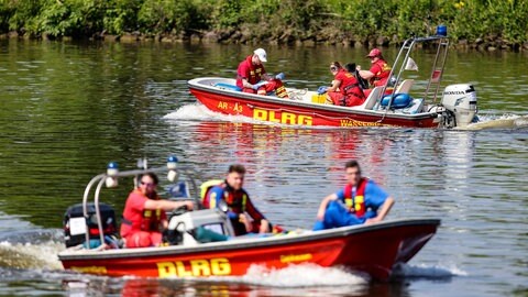 Ein Boot der DLRG mit mehreren Rettungsschwimmer. In Mainz sind sie ab Mai wieder auf den Wachstationen.