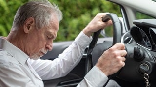Müder Mensch am Steuer