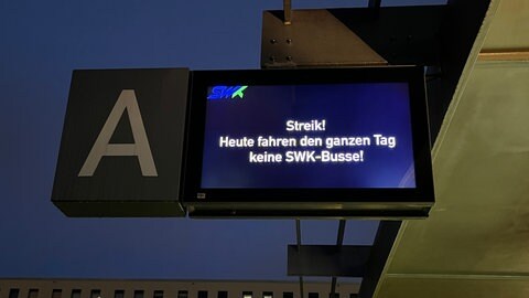 Bus-Streiks auch in Kaiserslautern: Das zeigt eine Anzeige-Tafel der SWK. 