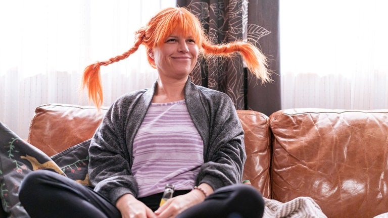Eva (Lucie Muhr) mit Pipi-Langstrumpf-Perücke