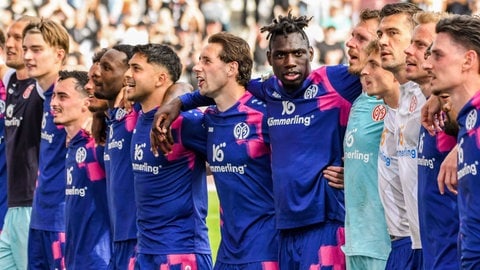 Nach dem Sieg beim FC St. Pauli und dem damit geschafften Klassenerhalt konnte Mainz 05 mit den mitgereisten Fans feiern.