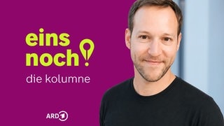 Florian Zelt neben einem stilisierten Ausrufezeichen, das sich auch als Schreibfeder oder Lokalisierungspin deuten lässt.