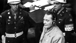 Der ehemalige Reichsmarschall Hermann Göring bittet am 21.11.1945 bei der Eröffnung des 2. Verhandlungstages vor dem internationalen Militärgericht in Nürnberg um Erlaubnis, sprechen zu dürfen.