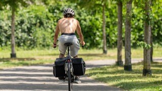 Ein Mann fährt in der Sommerhitze auf dem Fahrrad