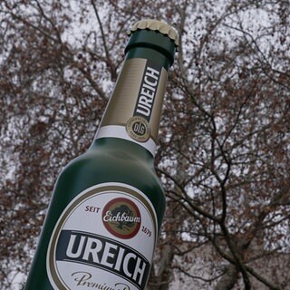 Eine große Bierflasche vor der Eichbaum Brauerei in Mannheim