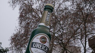 Eine große Bierflasche vor der Eichbaum Brauerei in Mannheim