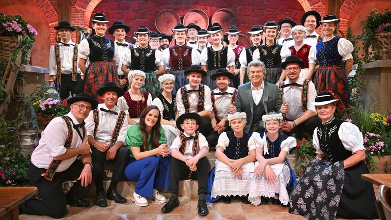 Die Trachtenkapelle Glottertal gemeinsam mit Andy Borg und Alma-Maria Hönow. 
