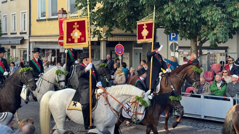 1.800 Reiterinnen und Reiter sowie Musikkapellen und Zuschauer beim Blutritt 2025 in Weingarten.