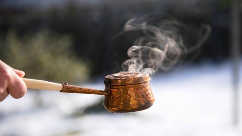 Während der Rauhnächte wurden traditionell Häuser und Ställe ausgeräuchert – ein alter Brauch zum Schutz von Mensch und Tier.