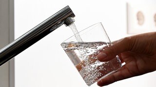 Land, Kommunen und Wasserversorger brauchen einen Plan: Denn bei einer Krise oder einer Störung in der Trinkwasserversorgung, haben viele Kommunen heute schon keinen ausreichenden Ersatz. 