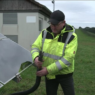 Mann hat verschiedene Kabel in der Hand