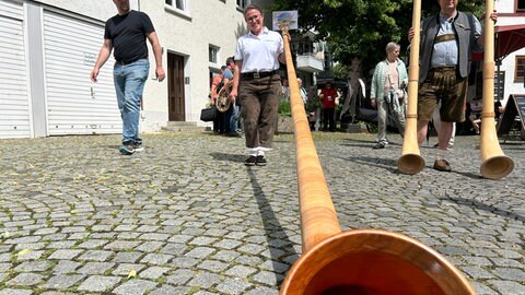 Karin Bork mit ihrem Alphorn.