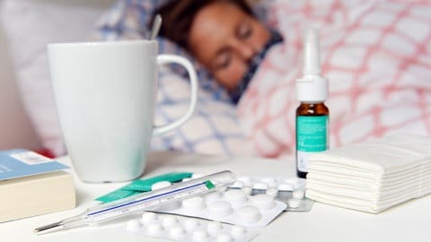 Grippekrank im Bett (Sujetbild)