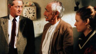 Wilhelm, Jerzy und Eva stehen im Flur