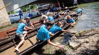 Eine Mannschaft beim Stocherkahnrennen in Tübingen. 2026 wird das Rennen zum 70. Mal ausgetragen. 