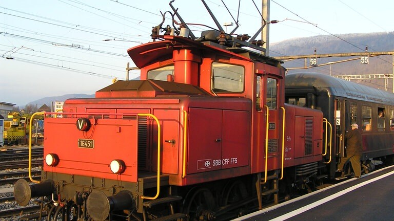 Die Rangierlok 16451 vom Typ Ee 33 hat den Sondezug erfolgreich rangiert. Gleich kommt an ihrer Stelle die erste Dampflok.
