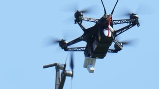 Mit einer weiteren Drohne rammen Polizeikräfte im Rahmen der bundesweiten Übung "GETEX 2026" eine Drohne, die in gesichertes Areal eingedrungen ist. Polizeien der Länder und des Bundes trainieren dies gemeinsam mit der Bundeswehr.