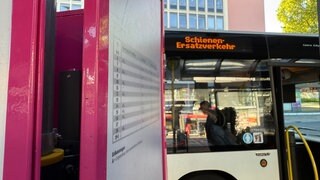 Ein Bus steht als Schienenersatzverkehr vor einem Bahnhof: Eine knappe Woche lang sind zwischen Aulendorf und Biberach Ersatzbusse unterwegs, weil auf der Südbahn gebaut wird.