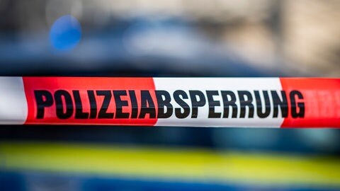Ein Absperrband der Polizei (Symbolbild): Vor der Haustür von Bürgermeister Timo Natter aus Langenbrettach wurde eine Bombenattrappe gefunden. Nun äußert sich der Bürgermeister zu dem Vorfall.