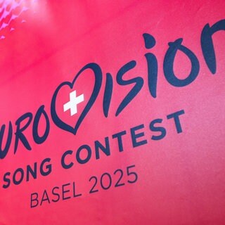 Das Logo des ESC 2025 in Basel mit vielen Herzchen und einem roten Fabblock.