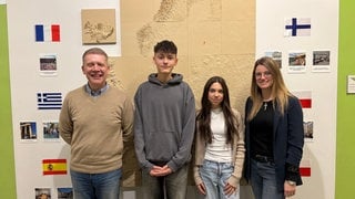 Der Schulleiter Ulrich Königstein (v.l.), Schüler Finn Pewe, Schülerin Chiara Heil und Lehrerin Lisa Häßel beschäftigen sich intensiv mit der KI.