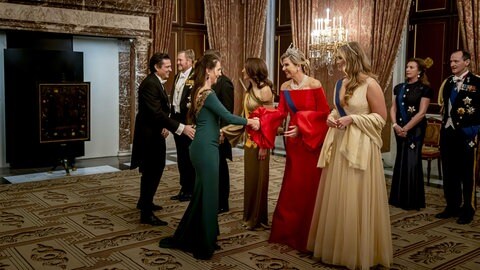 König Willem-Alexander, Königin Máxima und Prinzessin Amalia, zusammen mit dem finnischen Präsidenten Alexander Stubb und seiner Frau Suzanne Innes-Stubb, vor dem Staatsbankett im königlichen Schloss in Amsterdam.