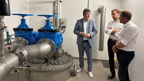 Landrat Christian Dusch besichtigt die Wasserpumpen in den neuen Tiefbrunnen.