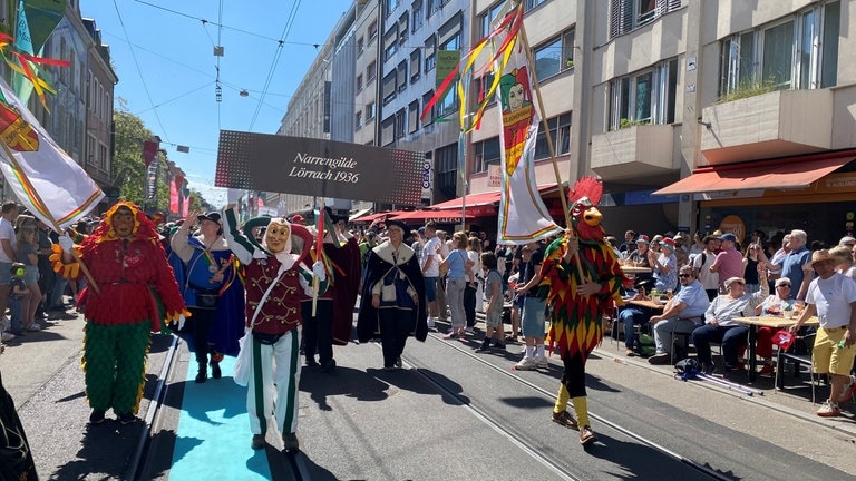 Eröffnungs-Parade ESC 2025: Selbstverständlich darf auch die Narrengilde aus Lörrach mit einer der größten Abordnung aus Südbaden nicht fehlen: natürlich kostümiert und mit viel Konfetti und Bonbons.