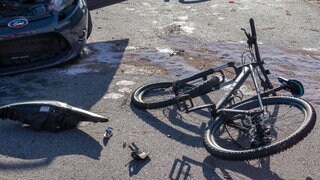 Fahrrad liegt nach Unfall mit verbogenem Reifen auf der Straße. Im Raum Bodensee-Oberschwaben sind immer öfter Radfahrer in Unfälle verwickelt.