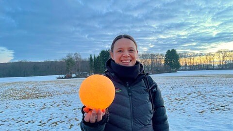 Jutta Gluiber hält eine Mondlaterne in die Kamera. Bei ihrer Vollmondwanderung gibt es schneebedeckte Natur und Wissenswertes über die Kelten im Heidengraben bei Grabenstetten.