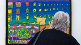 Betrachterin vor Hundertwasser-Gemälde (Archivbild)
