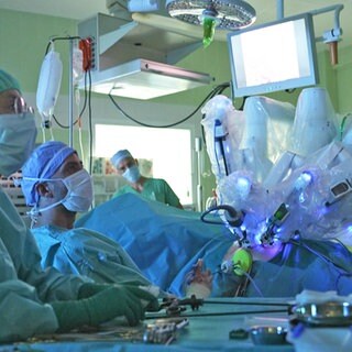 Im Krankenhaus Koblenz-Montabaur wird in manchen Fällen mit Hilfe eines Roboters operiert.