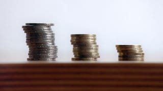 Drei Stapel mit Euro-Münzen stehen auf einem Tisch. In Baden-Württemberg sind immer mehr Menschen auf Wohngeld angewiesen.