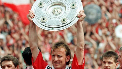 Andreas Brehme reckt nach dem letzten Spiel seiner Karriere im Hamburger Volkparkstadion die Meisterschale in die Höhe