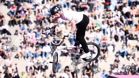 BMX-Fahrer Tom Clemens bereitet sich auf die Deutsche Meisterschaft in Birresborn in der Eifel vor.