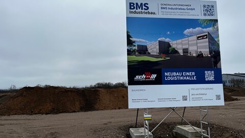 Die Baustelle für die neue Logistikhalle einer Spedition in Bietigheim. Hier soll Strom für E-LKW produziert werden.