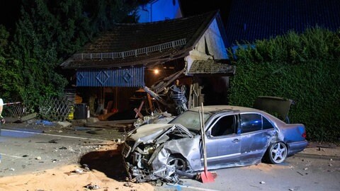 Ein Autofahrer ist in Wiesbaden gegen einen Garagenanbau gestoßen. Er wurde schwer verletzt und das Gebäude ist akut einsturzgefährdet.