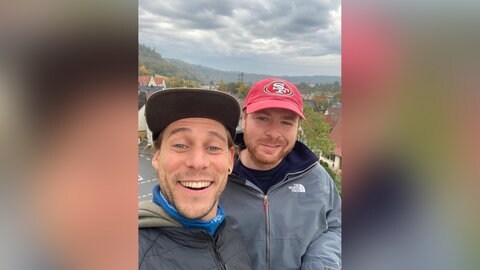 SWR1 Hörer Marcel und Robin hören die Hitparade auf einer Hebebühne.