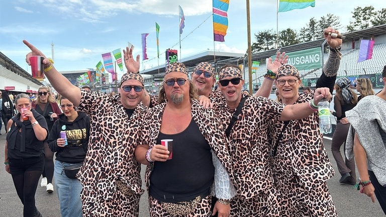 Besucher des Glücksgefühle-Festivals 2025 im Leoparden-Look